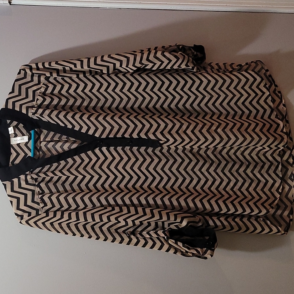 Tacera 3/4 sleeve Chevron print partial button Blouse-Black/Tan